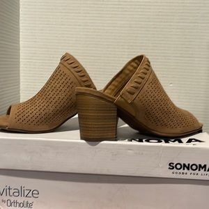 Sonoma sandals with tag